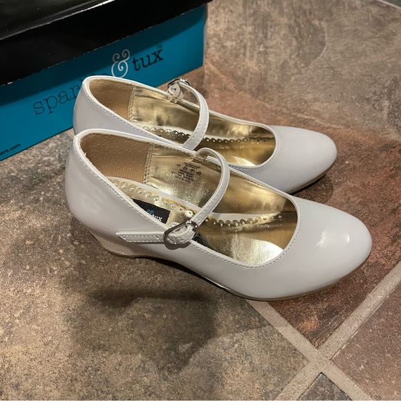 BUNDLE Girls white dress shoes with 2 pairs of socks and box - Picture 7 of 13